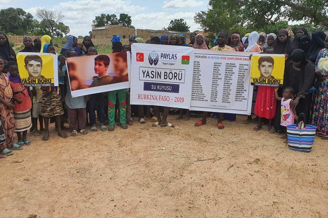 Afrika'da Yasin Börü adına su kuyusu açtırılıyor