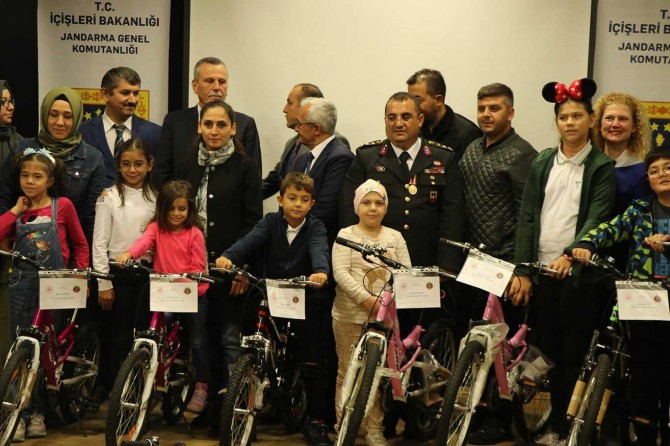 Trafik bilincini elde eden çocuklara bisiklet hediye edildi