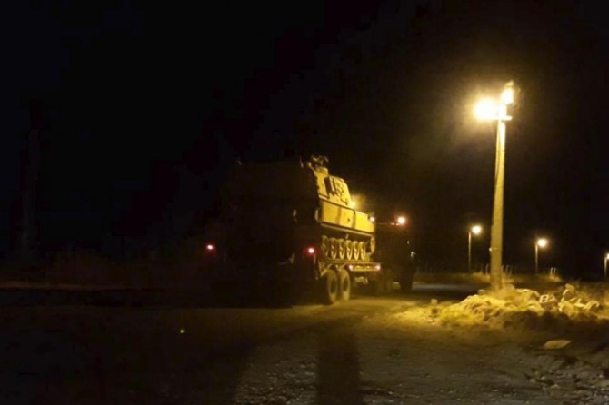 Akçakale'ye tank ve obüsler gönderildi