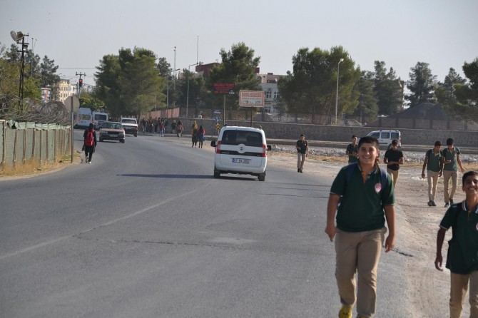 Kaldırımı olmayan yol, öğrenciler için tehlike arz ediyor
