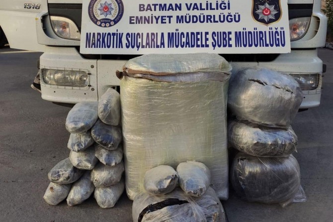 Kargo şirketine ait araçta 45 kilo esrar ele geçirildi