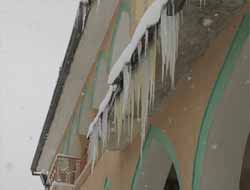 Buz Sarkıtları Tehlike Saçıyor