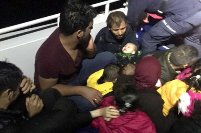 Göçmenleri taşıyan tekne battı: Bir bebek hayatını kaybetti