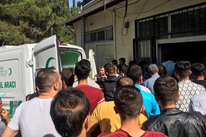 Otomobil direğe çarptı: 3 ölü