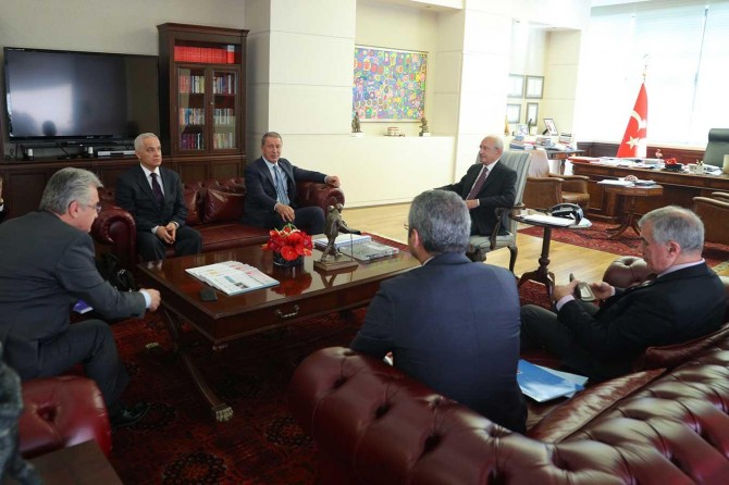 Bakan Akar'dan siyasi parti liderlerine harekat ziyareti