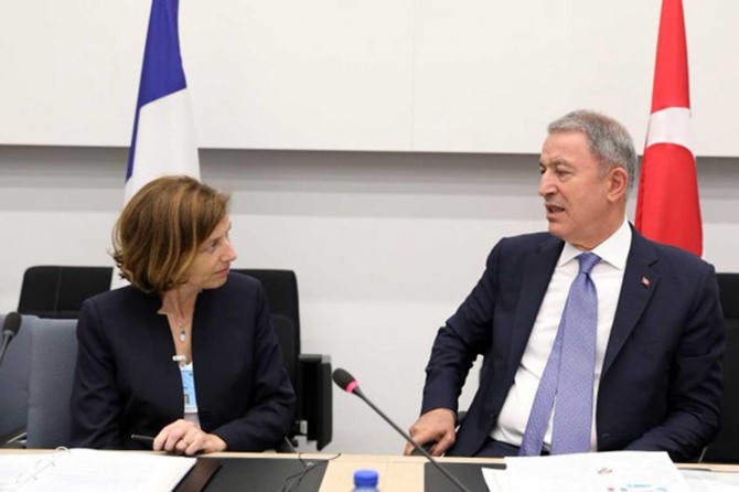 Bakan Akar Fransız mevkidaşı ile görüştü