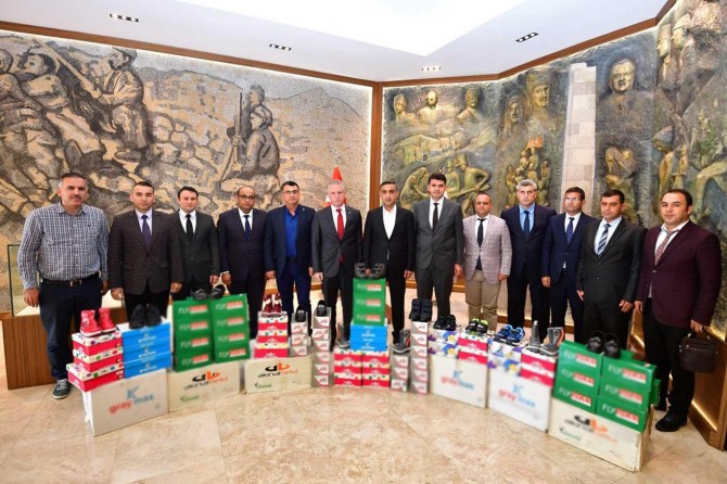 İhtiyaç sahibi çocuklara ayakkabı yardımı