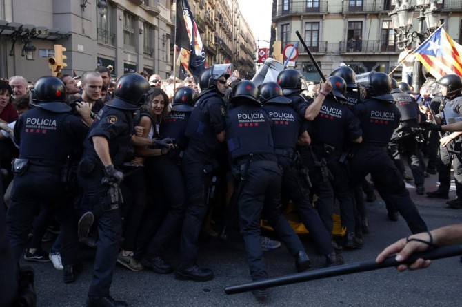 İspanya'da ayrılıkçılar polisle çatışıyor: 400 yaralı