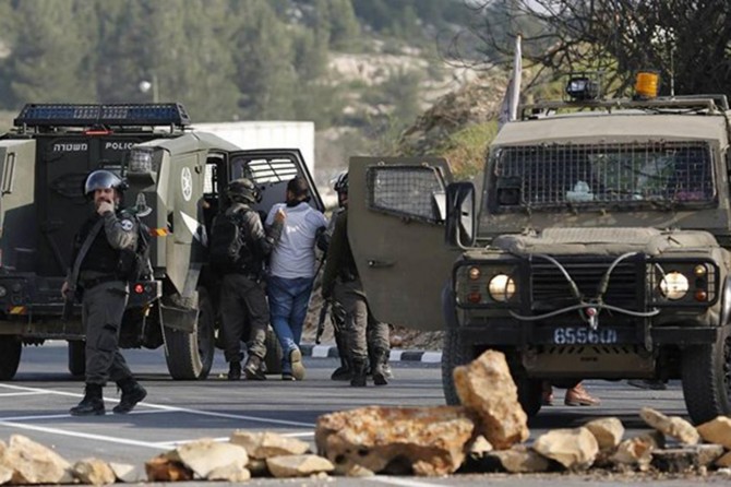 Palestinians kidnapped, homes searched by zionist occupation gangs