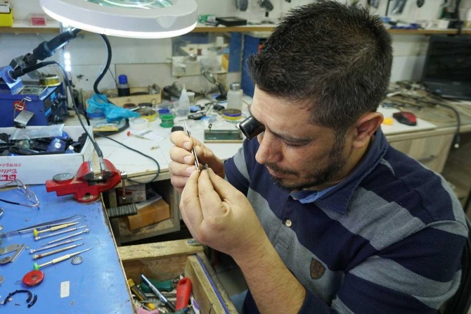 Eski saatleri zamana direnerek tamir ediyor