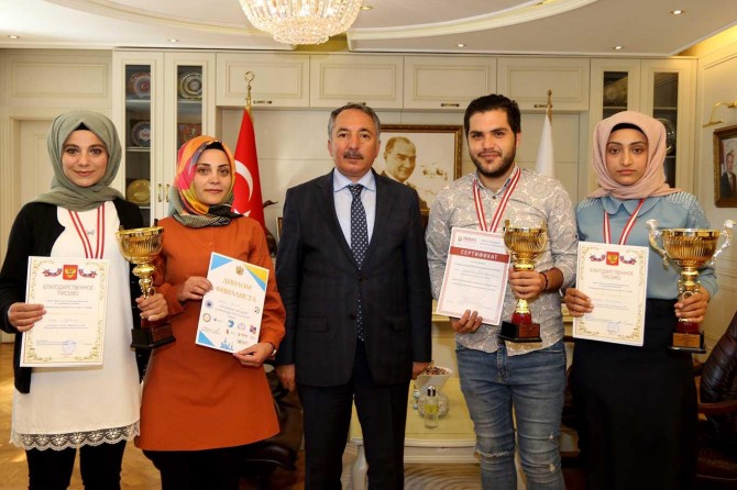 Rektör Rusça Olimpiyatlarında ödül alan öğrencileri kabul etti