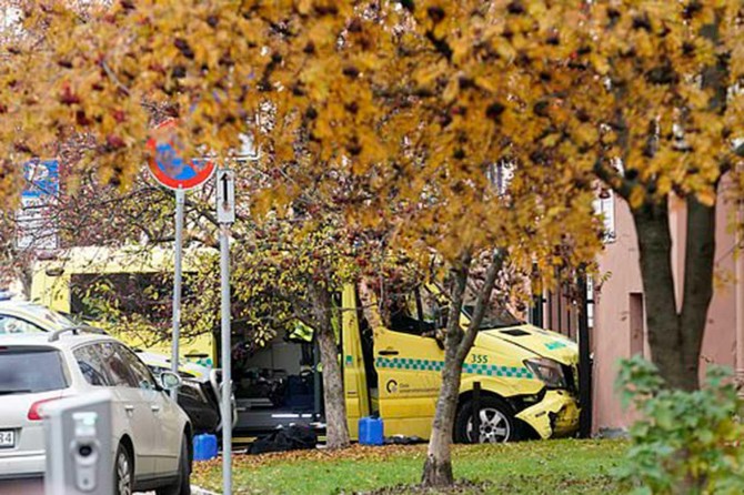 Norveç'te bir kişi ambulansla yayalara çarptı