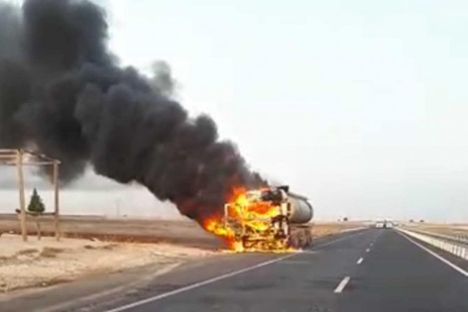 Seyir halinde alev alan tanker küle döndü