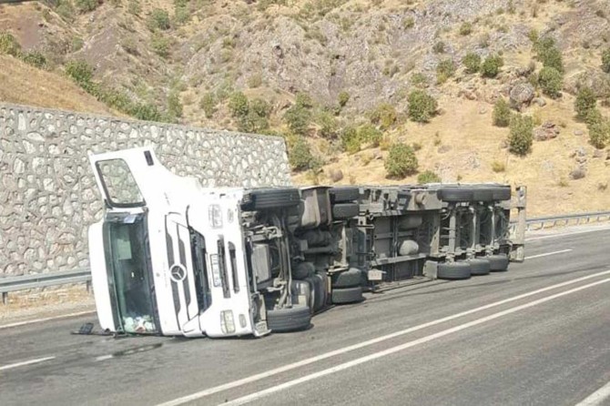 Yan yatan kamyonun sürücüsü yaralandı
