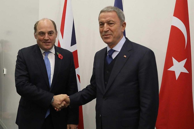 Bakan Akar İngiliz ve Alman mevkidaşlarıyla görüştü