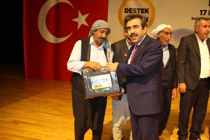 ​Diyarbakır'da çiftçilere kırkma makinesi dağıtıldı