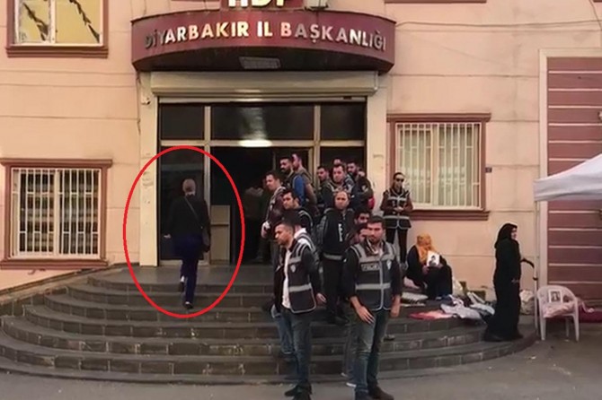 Kanada Büyükelçiliği görevlisi eylem yapan anneleri es geçti