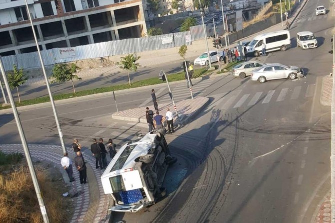 ​Batman’da okul servis minibüsü ile otomobil çarpıştı: 2 yaralı