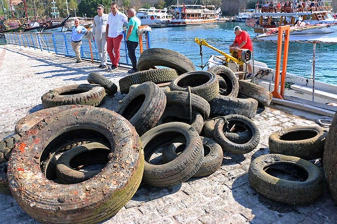 ​Antalya'da denizin dibinden bir kamyon dolusu lastik çıktı