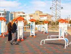 Çocuklar Oyun Oynayacak Yetişkinler Spor Yapacak