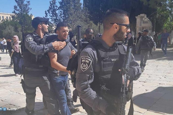 Zionist gangs assault Aqsa guards, arrest one of them