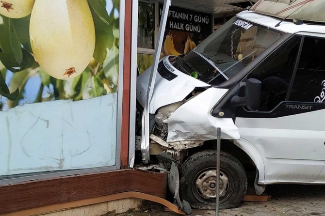 ​Kazaya karışan kamyonet markete girerek durabildi