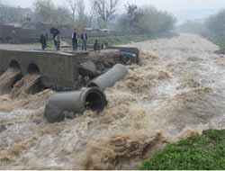 Çarıklı Beldesi'nde Dere Taştı Mahalle Sular Altında Kaldı Video