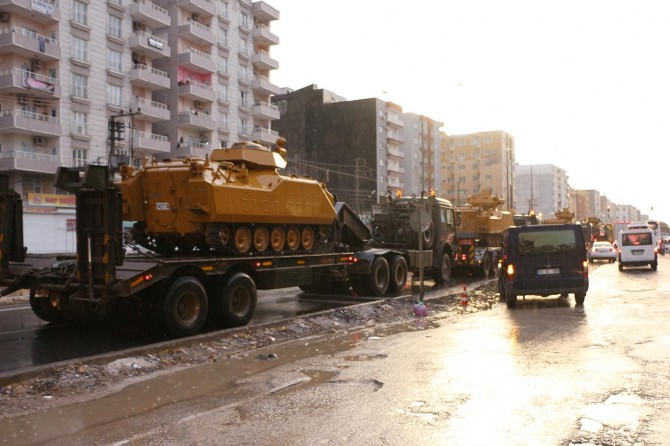 Suriye sınırına tank ve zırhlı araç sevkiyatı sürüyor