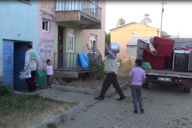​Bingöl Umut Kervanından muhtaç aileye ev eşyası yardımı