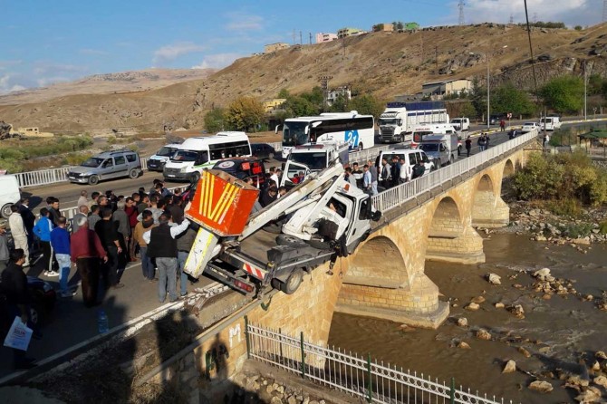 Siirt-Kurtalan yolunda DEDAŞ ekibi kaza yaptı: 1'i ağır 2 yaralı