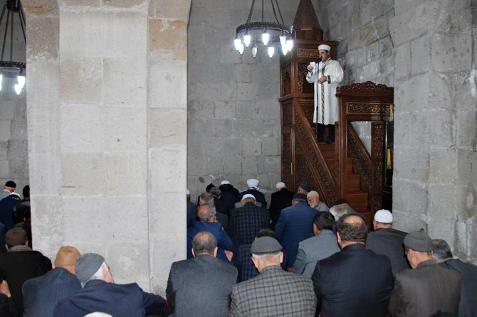 Cuma hutbesinde dünyevileşmeye dikkat çekildi