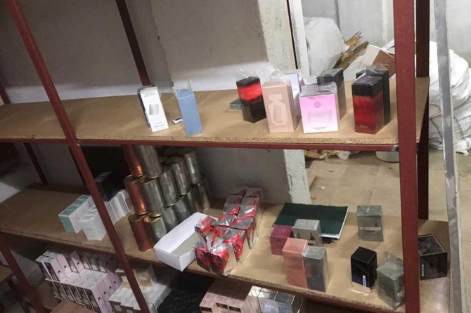 ​Antalya'da 1 milyon 700 bin TL'lik kaçak parfüm ele geçirildi
