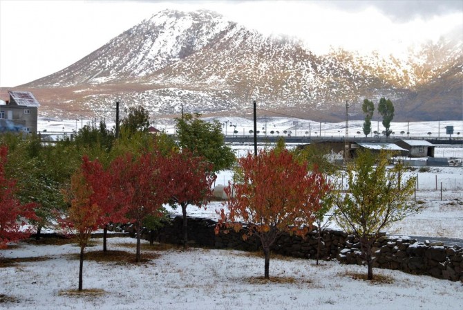 Bitlis’te kar yağışı kartpostallık görüntüler oluşturdu