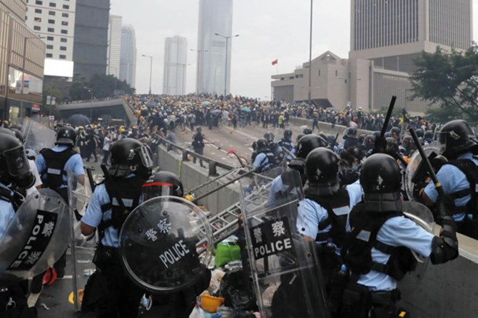 Hong Kong'da gösteriler şiddet olaylarına sahne oldu