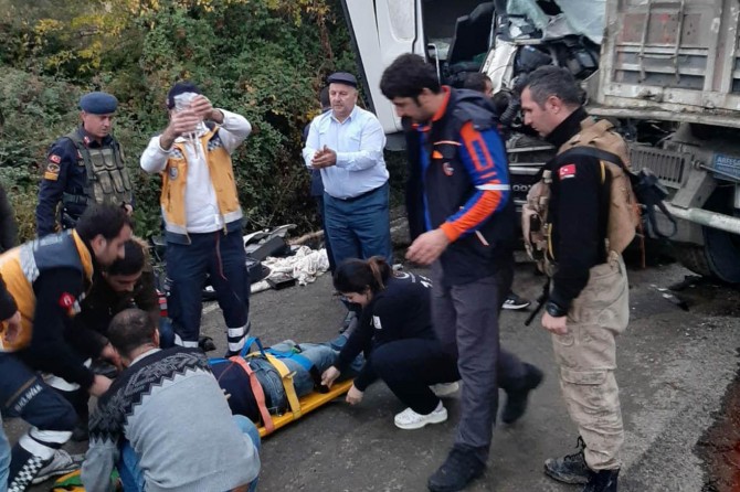 Siirt-Eruh karayolunda TIRlar kafa kafaya çarpıştı: 2 yaralı