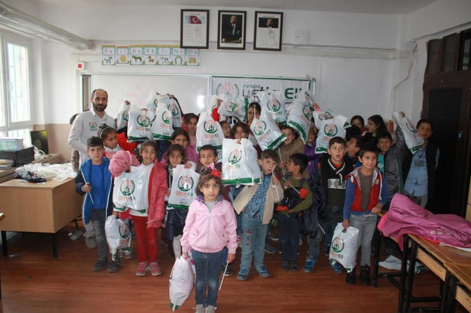 Avrupa Yetim Eli 'nden muhtaç öğrencilere kışlık giyim yardımı