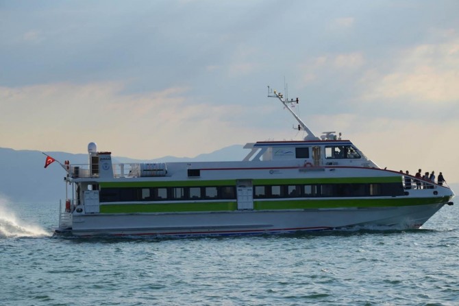Gökçeada feribot seferlerine fırtına engeli