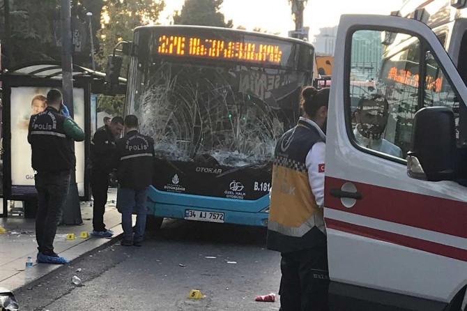 Li Stenbolê şofêr otobusê bi ser rawestgehê de ajot: Mirîyek 12 birîndar