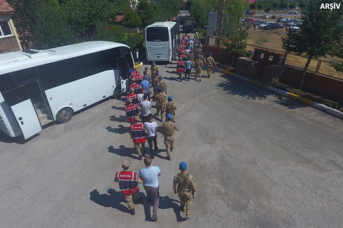 Düzensiz göçmenleri taşıyan 4 kişi tutuklandı