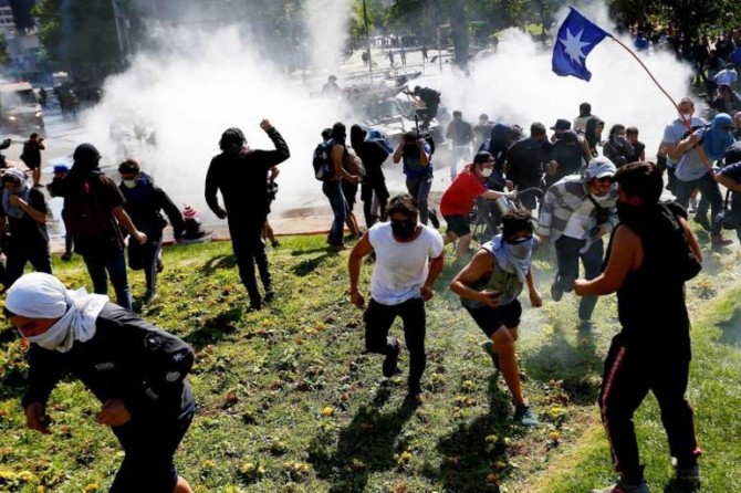 Santiago'da protestolar çatışmaya dönüştü