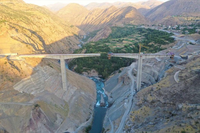 Türkiye'nin en yüksek köprüsünde sona yaklaşıldı