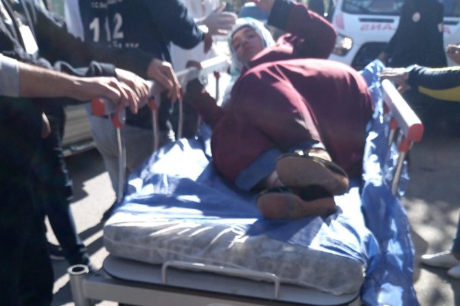 Karşıdan karşıya geçen kadına araba çarptı