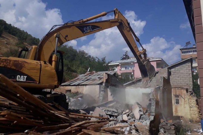 ​Bingöl Belediyesi kaçak ve metruk yapıları yıkıyor