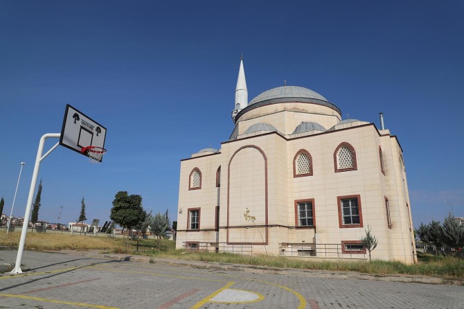 Gaziantep'te Camilerin bahçesine yaptırılan spor alanları ilgi görüyor