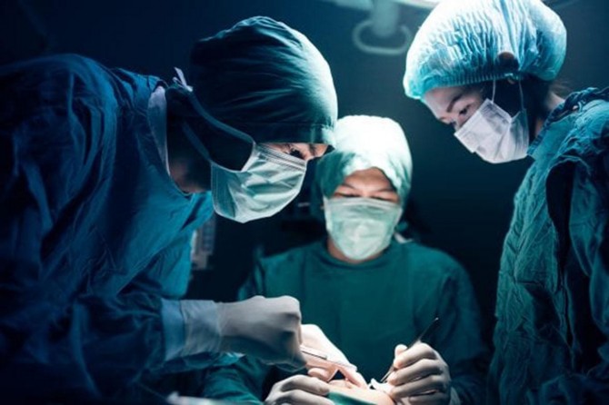 Hastanın vücudunda gazlı bezi unutan doktor hapis cezasına çarptırıldı