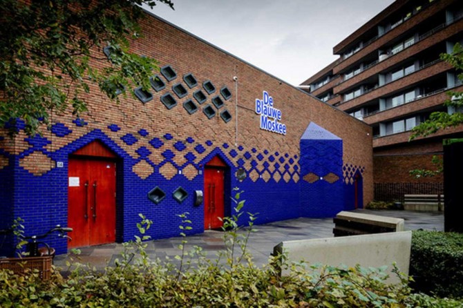 Amsterdam'da ilk defa hoparlörden okunacak ezan sabote edildi