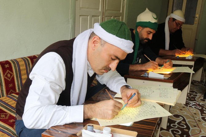 Risaleleri Osmanlıca yazarak gelecek nesillere aktarmak istiyorlar