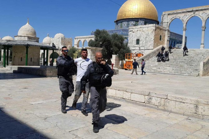 Zionist gangs kidnap 9 Palestinians in West Bank, Jerusalem