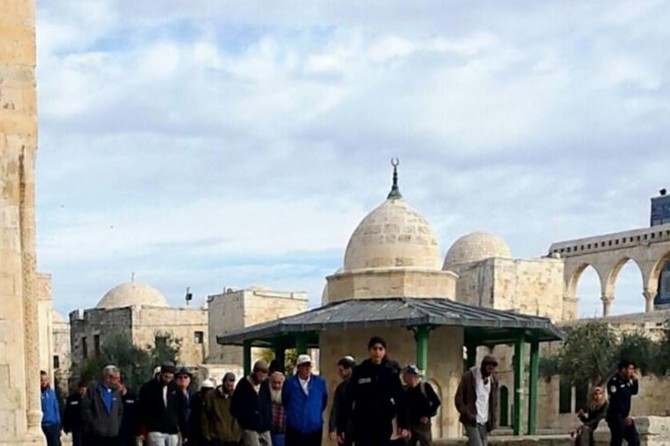 Dozens of zionist settlers defile Aqsa Mosque in morning tours