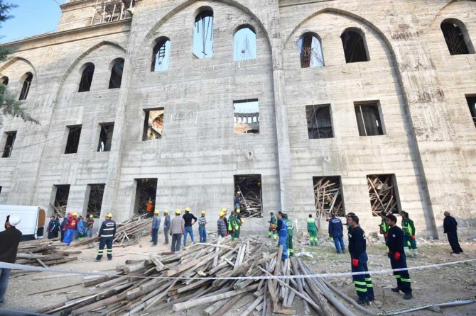 Gaziantep’te göçük altındaki mühendisi arama çalışmalarında 24 saat geride kaldı